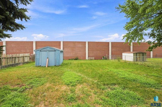 4713 W St James Dr Drive, Sioux Falls, SD 57106