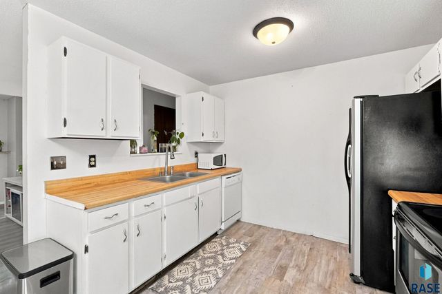 4713 W St James Dr Drive, Sioux Falls, SD 57106
