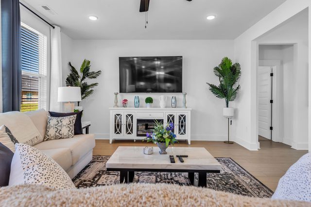 2404 Beaver Dr, Murfreesboro, TN 37128