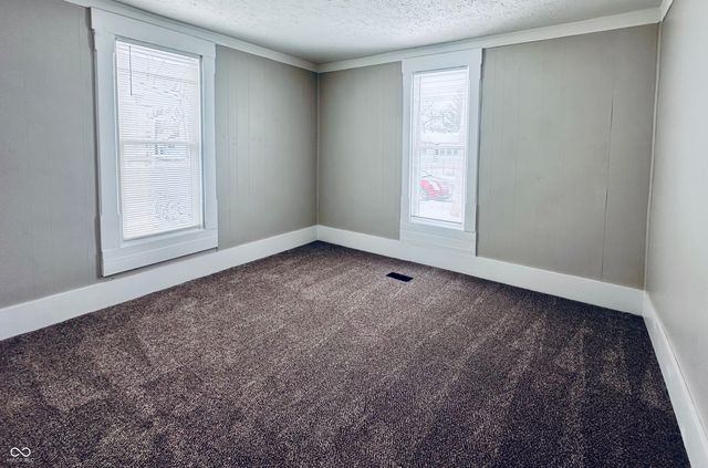 32 N McCullum Street, Knightstown, IN 46148