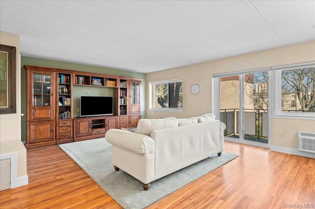 30 Greenridge Avenue 4M, White Plains, NY 10605