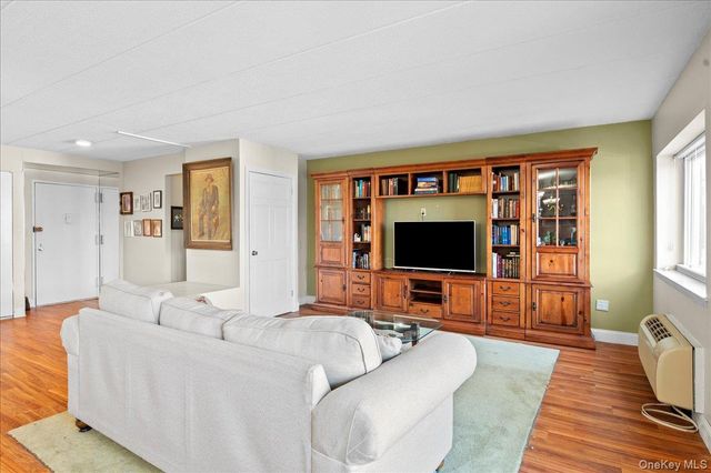 30 Greenridge Avenue 4M, White Plains, NY 10605