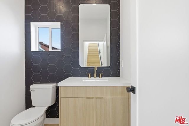 2837 S Redondo Boulevard, Los Angeles, CA 90016