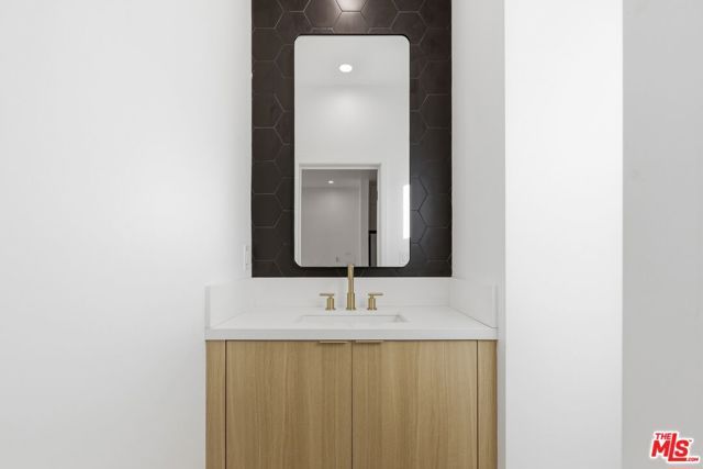 2837 S Redondo Boulevard, Los Angeles, CA 90016