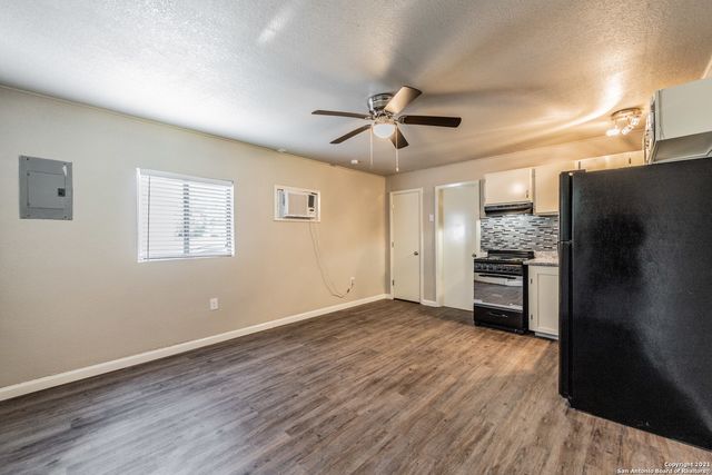 122 Roundtree Ln Apt 1, San Antonio, TX 78233