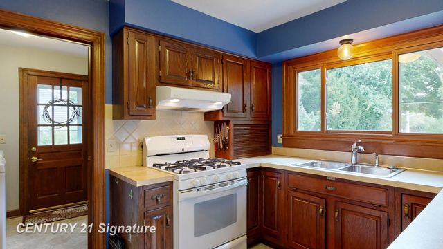 212 Cedarwood Drive, Flushing, MI 48433