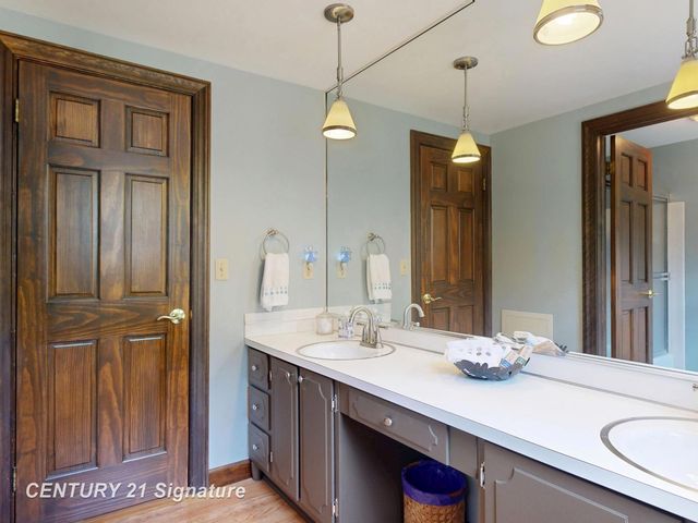 212 Cedarwood Drive, Flushing, MI 48433