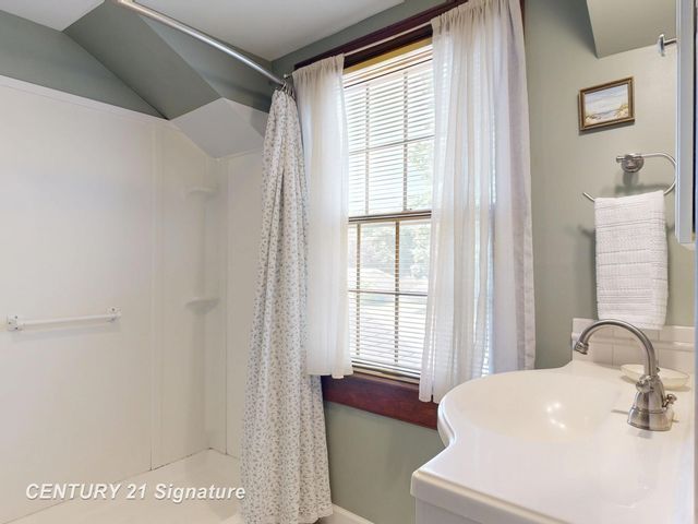 212 Cedarwood Drive, Flushing, MI 48433
