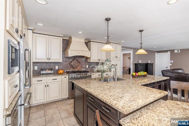 19 Harwood Place, Wayne, NJ 07470