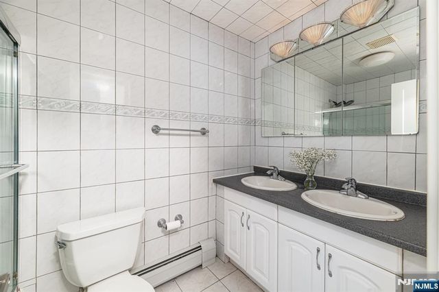 19 Harwood Place, Wayne, NJ 07470