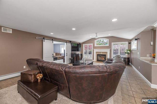 19 Harwood Place, Wayne, NJ 07470