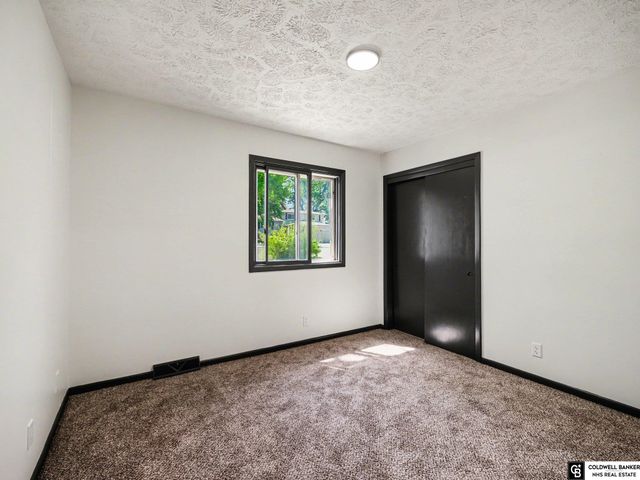 2940 Leawood Drive, Bellevue, NE 68123