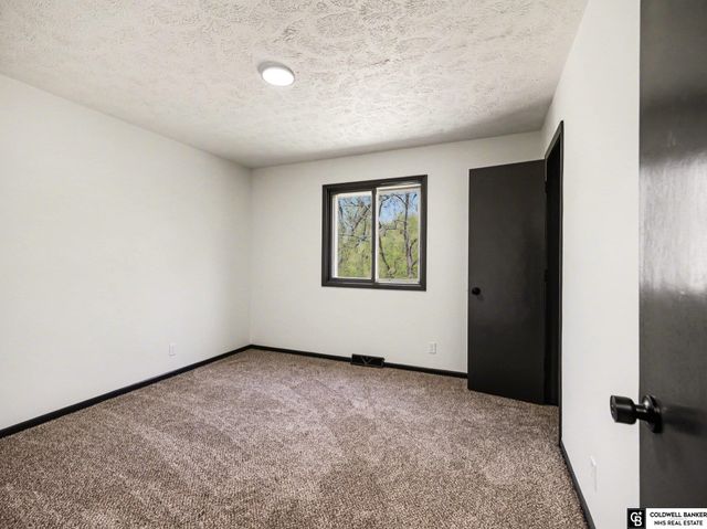 2940 Leawood Drive, Bellevue, NE 68123