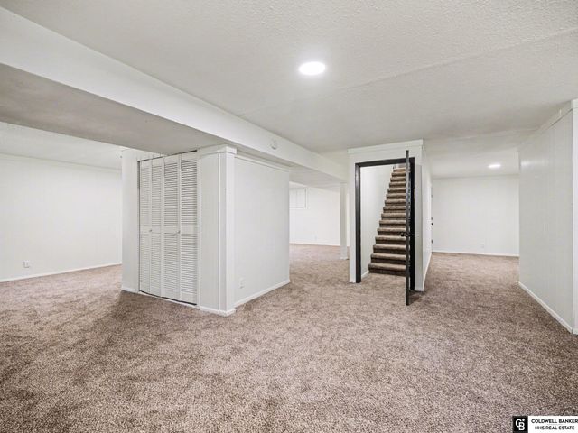 2940 Leawood Drive, Bellevue, NE 68123