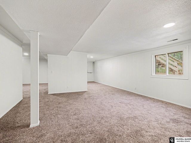 2940 Leawood Drive, Bellevue, NE 68123