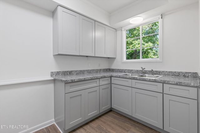 1633 Hutchinson Ave, Knoxville, TN 37917