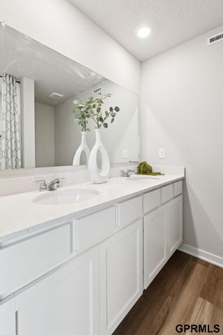 8804 S 185th Street, Gretna, NE 68136