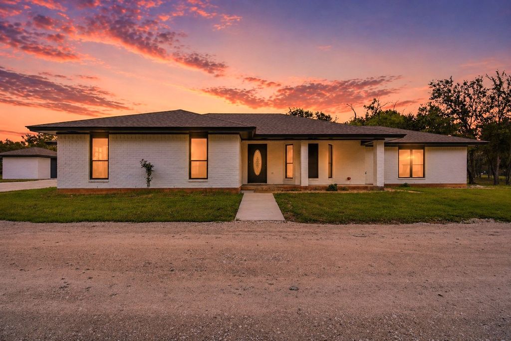 1070 Diamond Oaks Road, Stephenville, TX 76401