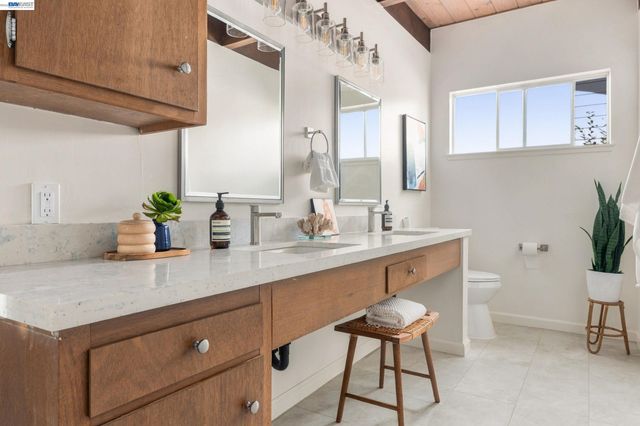 5450 Estates Dr, Oakland, CA 94618