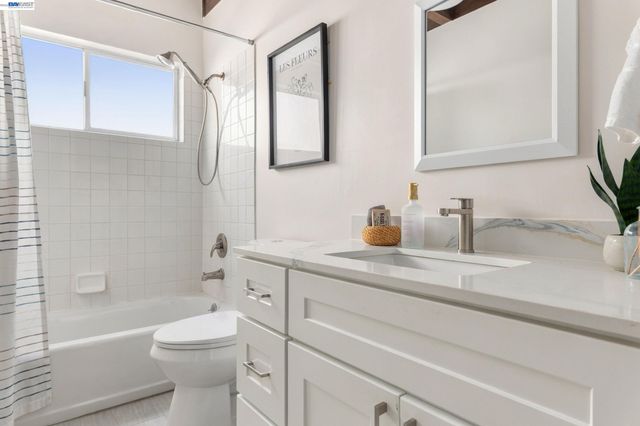 5450 Estates Dr, Oakland, CA 94618