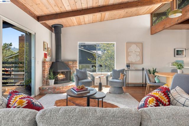 5450 Estates Dr, Oakland, CA 94618