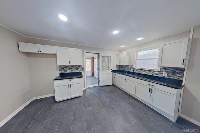 18611 Pinehurst Street, Detroit, MI 48221