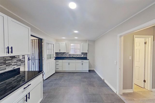 18611 Pinehurst Street, Detroit, MI 48221