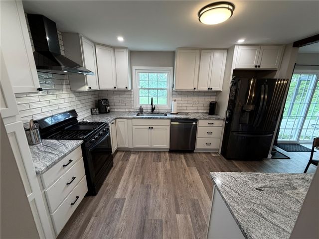 107 W Hillcrest Rd, Nottingham, PA 15330