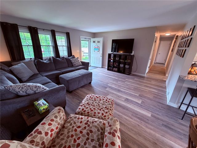 107 W Hillcrest Rd, Nottingham, PA 15330