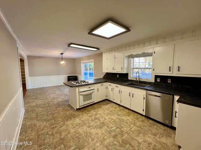 1942 Nc 33, Chocowinity, NC 27817