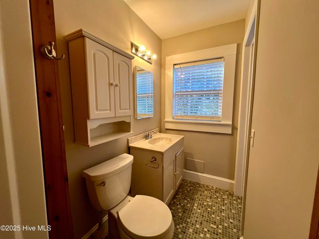 1942 Nc 33, Chocowinity, NC 27817