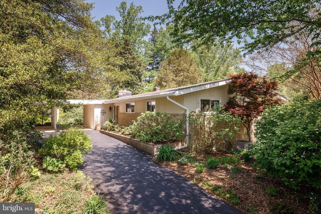 Image 1 of property listing at 3915 LONGMOOR CIR, Phoenix, MD 21131