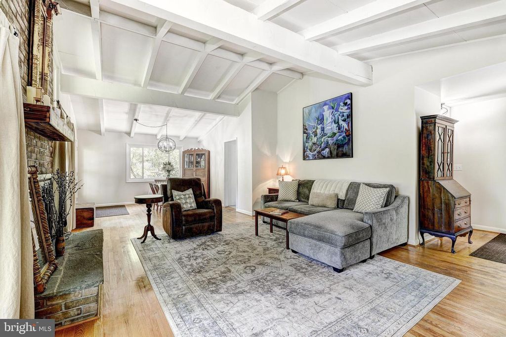 Image 10 of property listing at 3915 LONGMOOR CIR, Phoenix, MD 21131