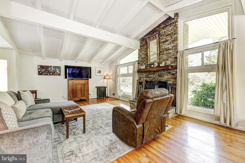 Image 11 of property listing at 3915 LONGMOOR CIR, Phoenix, MD 21131