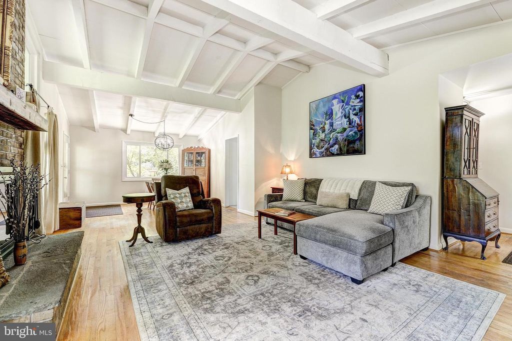 Image 12 of property listing at 3915 LONGMOOR CIR, Phoenix, MD 21131