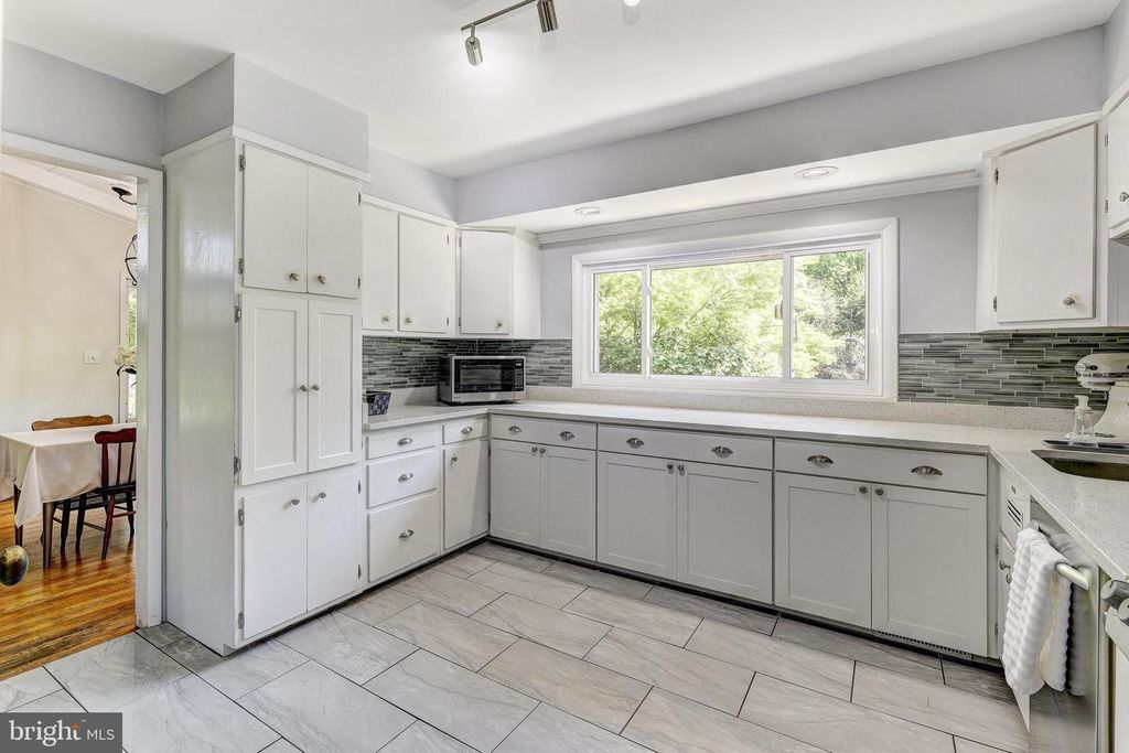 Image 16 of property listing at 3915 LONGMOOR CIR, Phoenix, MD 21131