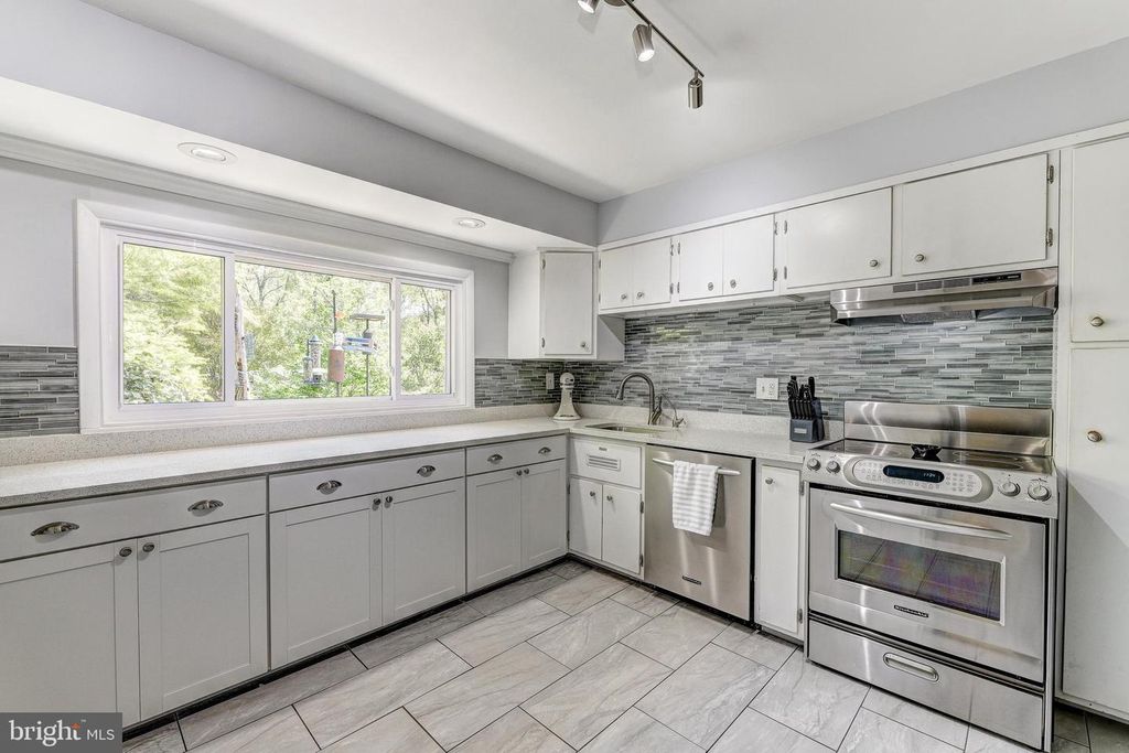 Image 17 of property listing at 3915 LONGMOOR CIR, Phoenix, MD 21131