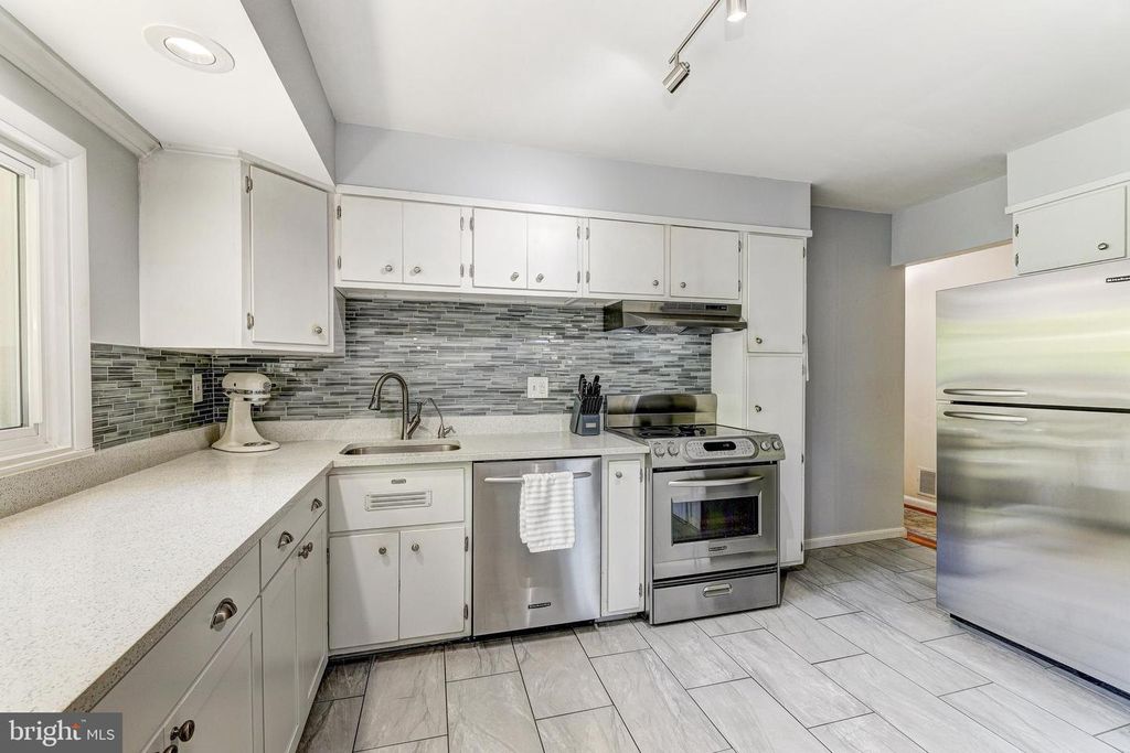 Image 18 of property listing at 3915 LONGMOOR CIR, Phoenix, MD 21131