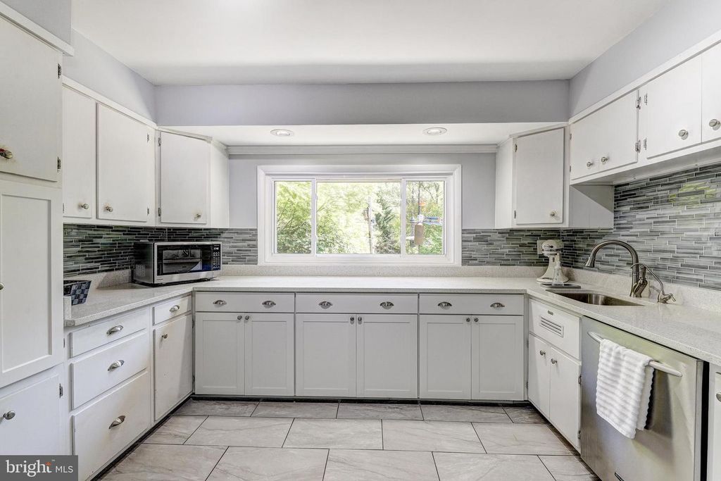 Image 19 of property listing at 3915 LONGMOOR CIR, Phoenix, MD 21131