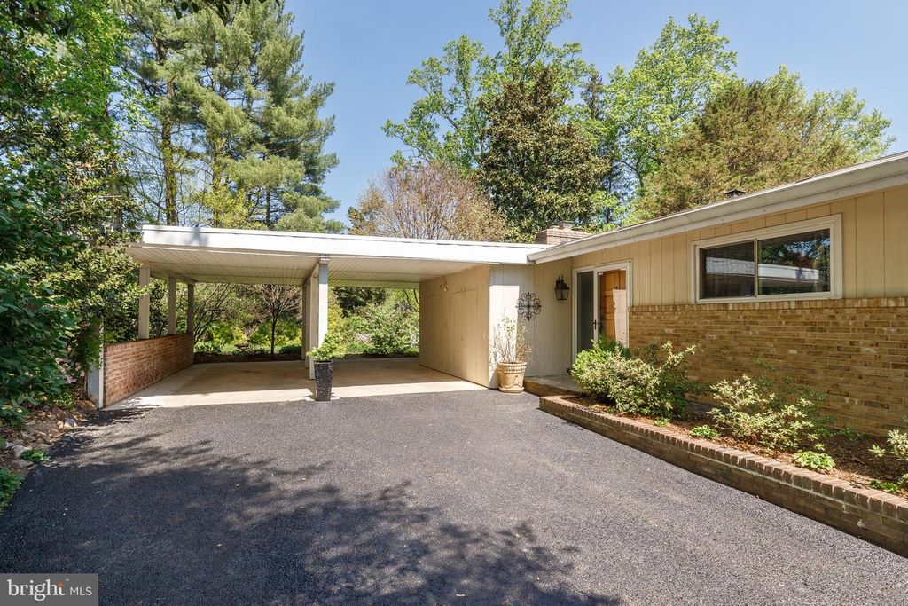 Image 2 of property listing at 3915 LONGMOOR CIR, Phoenix, MD 21131