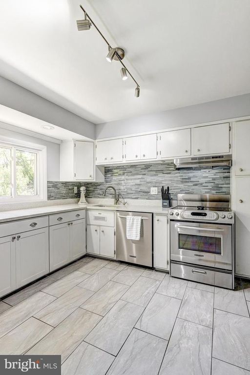 Image 20 of property listing at 3915 LONGMOOR CIR, Phoenix, MD 21131