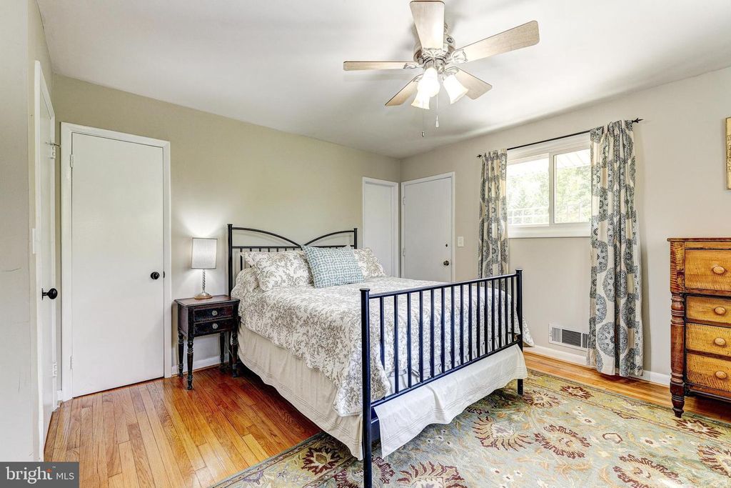 Image 21 of property listing at 3915 LONGMOOR CIR, Phoenix, MD 21131