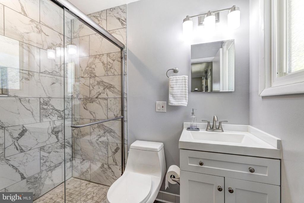 Image 24 of property listing at 3915 LONGMOOR CIR, Phoenix, MD 21131