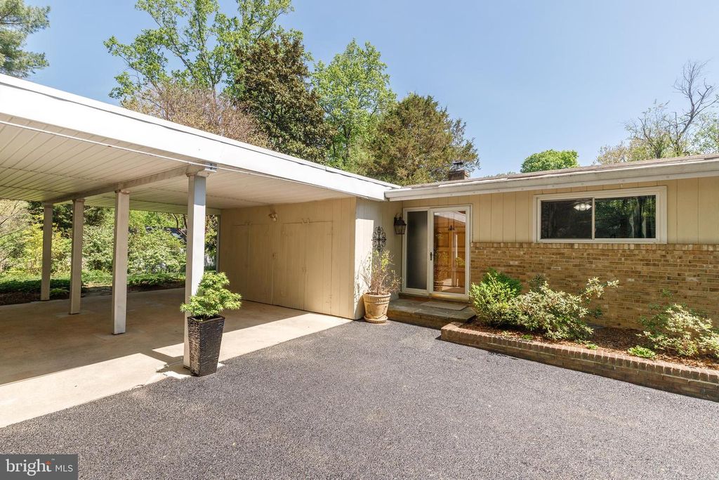 Image 3 of property listing at 3915 LONGMOOR CIR, Phoenix, MD 21131