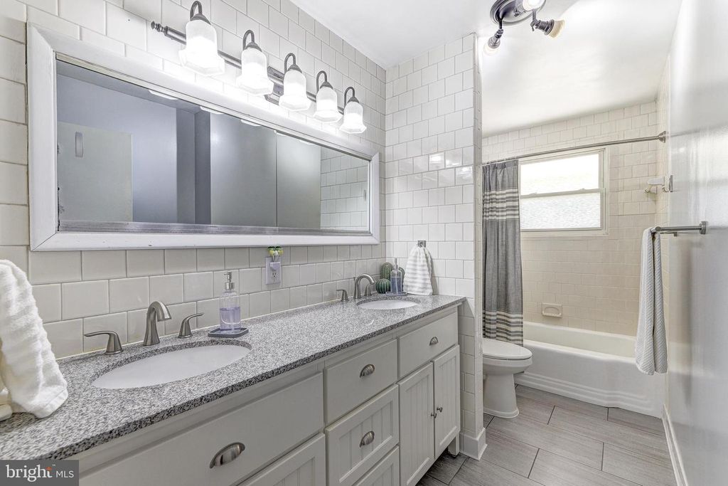 Image 31 of property listing at 3915 LONGMOOR CIR, Phoenix, MD 21131