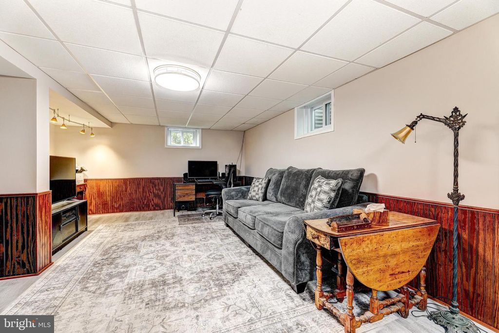 Image 34 of property listing at 3915 LONGMOOR CIR, Phoenix, MD 21131