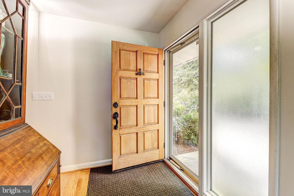 Image 4 of property listing at 3915 LONGMOOR CIR, Phoenix, MD 21131