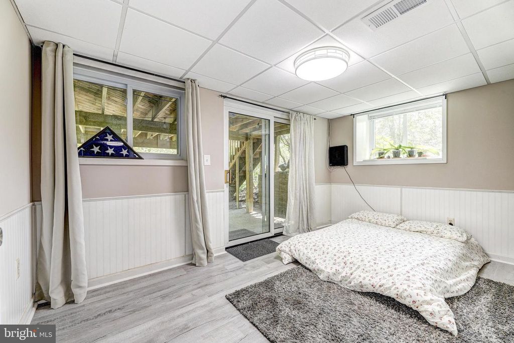 Image 40 of property listing at 3915 LONGMOOR CIR, Phoenix, MD 21131