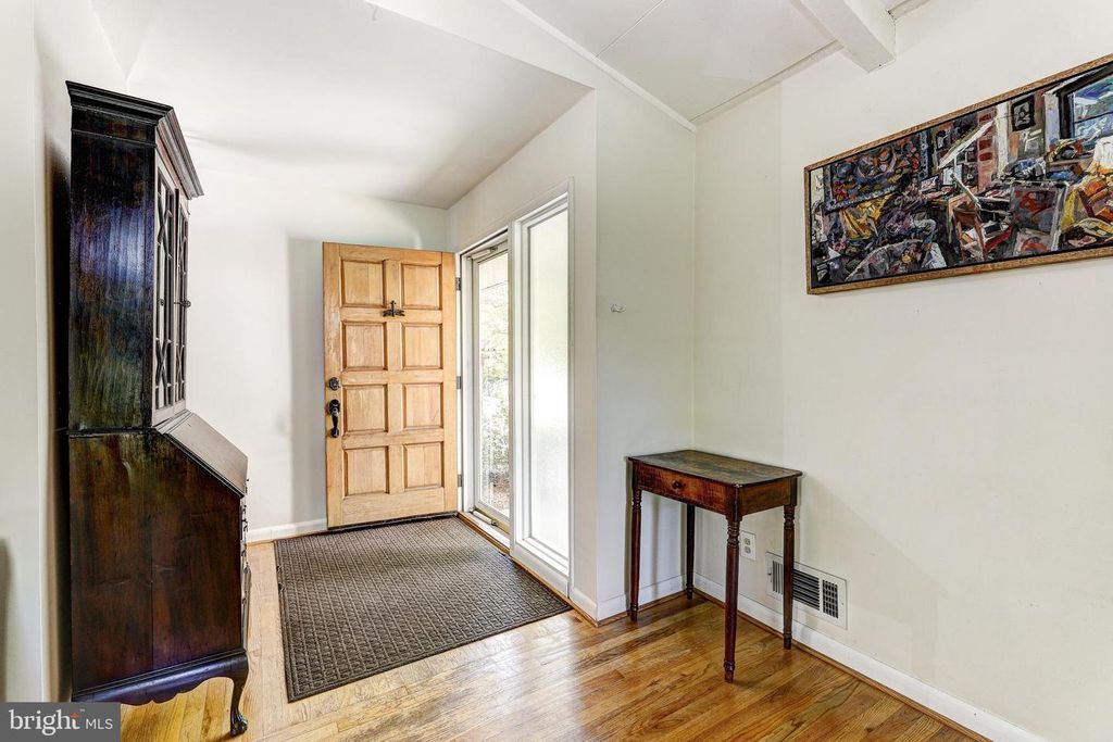 Image 5 of property listing at 3915 LONGMOOR CIR, Phoenix, MD 21131