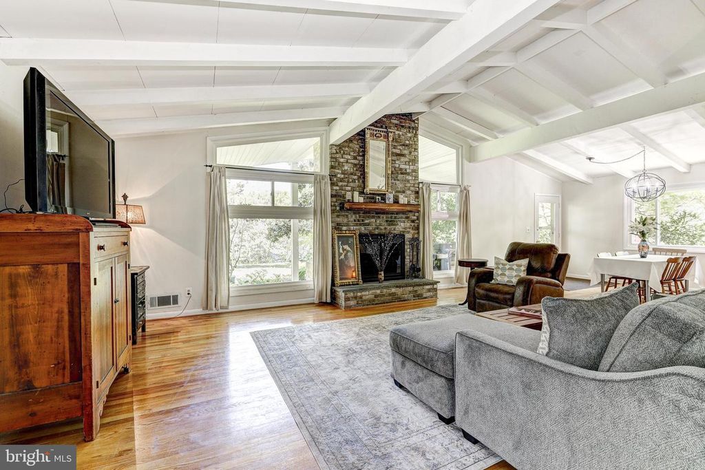 Image 6 of property listing at 3915 LONGMOOR CIR, Phoenix, MD 21131